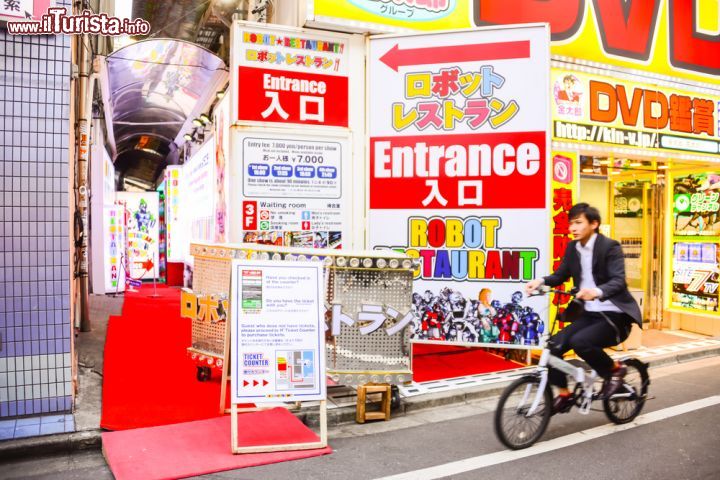 Immagine Un ristorante con servizio robot nel distretto Kabukicho a Shinjuku, centro di Tokyo  - © Vassamon Anansukkasem / Shutterstock.com