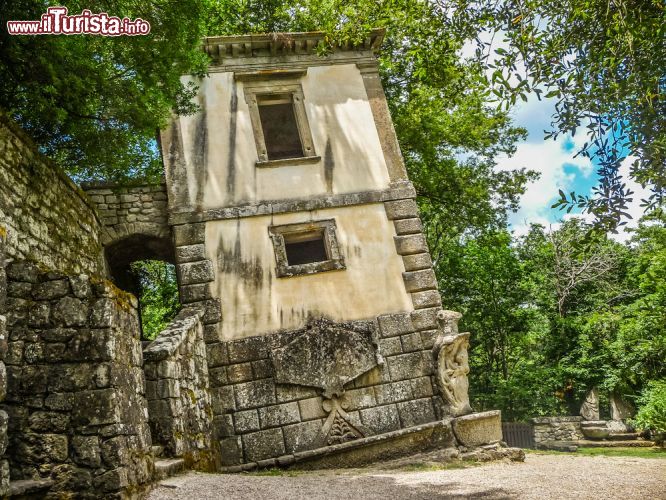 Immagine La casa pendente del Sacro Bosco di Bomarzo, siamo dentro al Parco dei Mostri (Lazio)