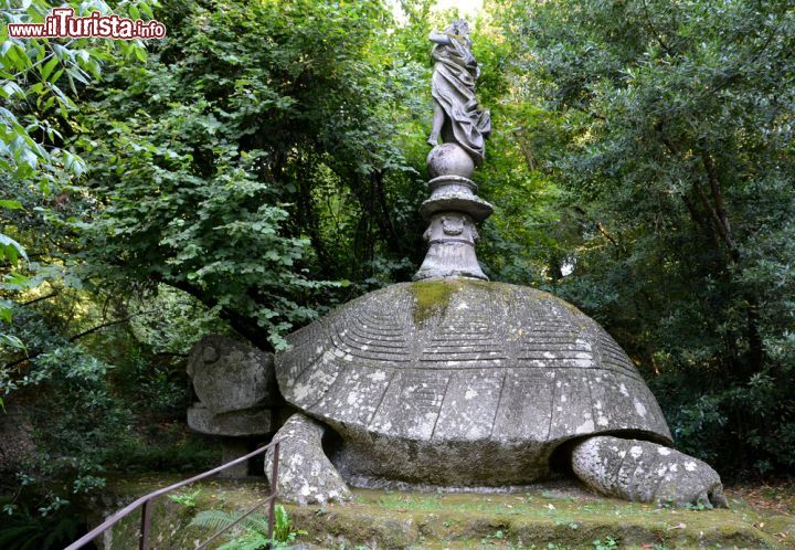 Immagine La tartaruga del Sacro Bosco, uno dei mostri del parco di Bomarzo - © ValerioMei / Shutterstock.com
