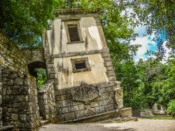 La casa pendente del Sacro Bosco di Bomarzo, siamo dentro al Parco dei Mostri (Lazio)