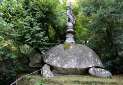 La tartaruga del Sacro Bosco, uno dei mostri del parco di Bomarzo - © ValerioMei / Shutterstock.com 