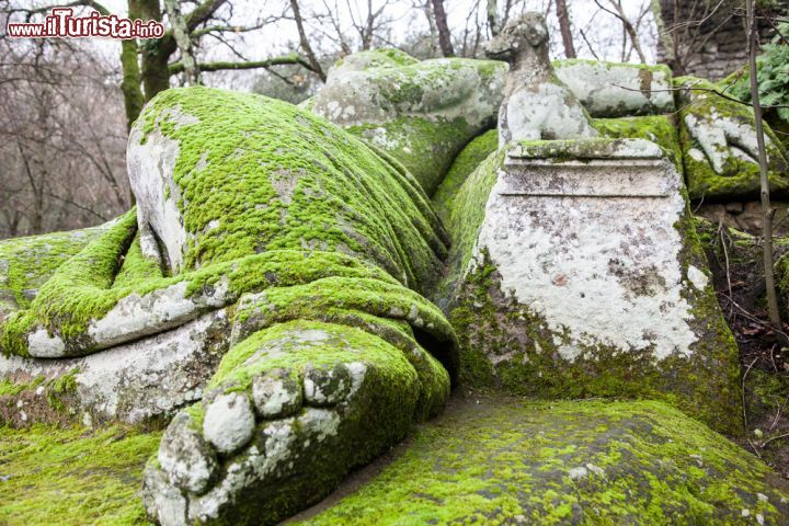 Immagine Una grande statua nel Parco di Mostri di Bomarzo