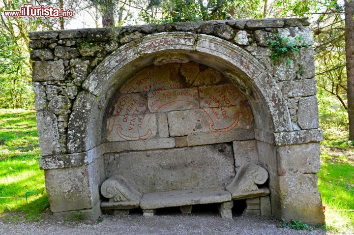 Immagine Una panca a nicchia all'interno della Villa delle Meraviglie, il Parco dei Mostri- © ValerioMei / Shutterstock.com