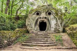 Il grande Orco del Sacro Bosco di Bomarzo, il simbolo del Parco dei mostri nel Lazio - © Luca Lorenzelli / Shutterstock.com