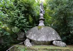 La tartaruga del Sacro Bosco, uno dei mostri del parco di Bomarzo - © ValerioMei / Shutterstock.com 