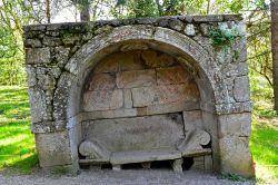 Una panca a nicchia all'interno della Villa delle Meraviglie, il Parco dei Mostri- © ValerioMei / Shutterstock.com 