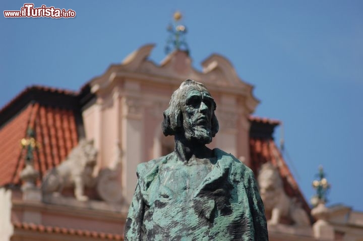 La statua di Hus