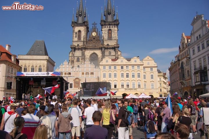 Pubblico ceco in piazza a Praga per la partita di Hockey Cesky-USA