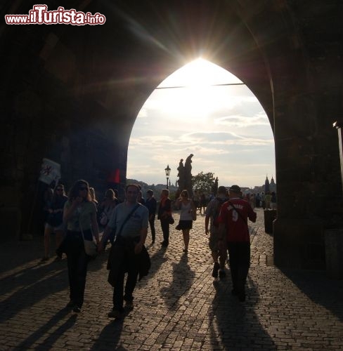 Ingresso sul Ponte di Carlo