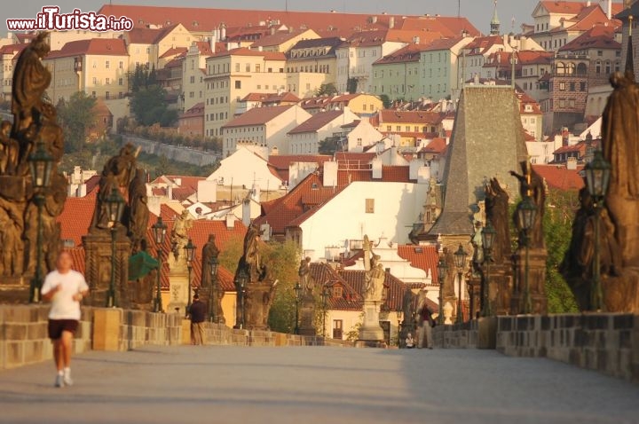 Jogging all'alba sul ponte di Carlo a Praga