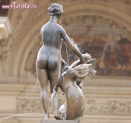 Statua su fontana nei giardini del Valdtejnsk palc