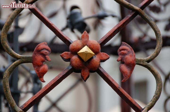 Dettaglio di un cancello in ferro battuto a Praga