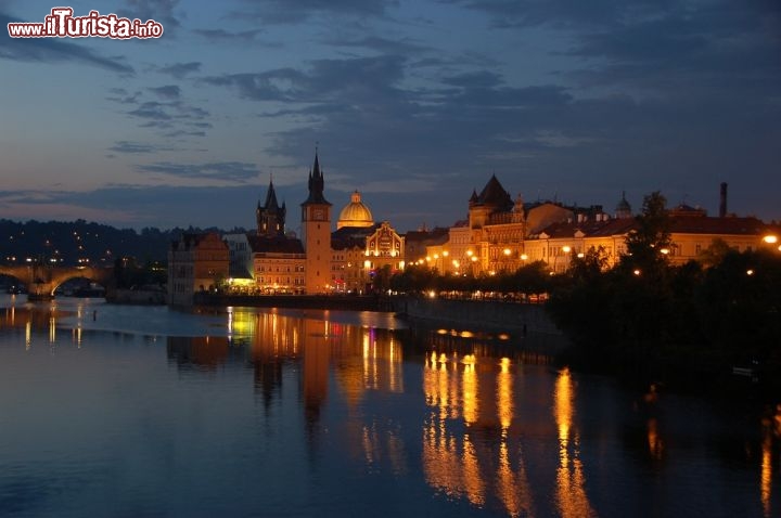 Praga by night, riflessi sulla Moldava