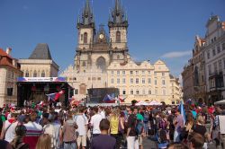 Pubblico ceco in piazza a Praga per la partita ...