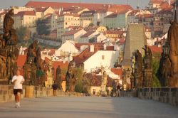 Jogging all'alba sul ponte di Carlo a Praga