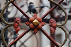 Dettaglio di un cancello in ferro battuto a Praga ...