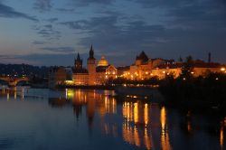 Praga by night, riflessi sulla Moldava