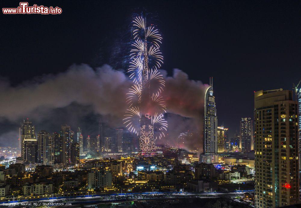 Immagine Capodanno a Dubai: la torre Burj Khalifa avvolta dai fuochi d'artificio - © Naufal MQ / Shutterstock.com