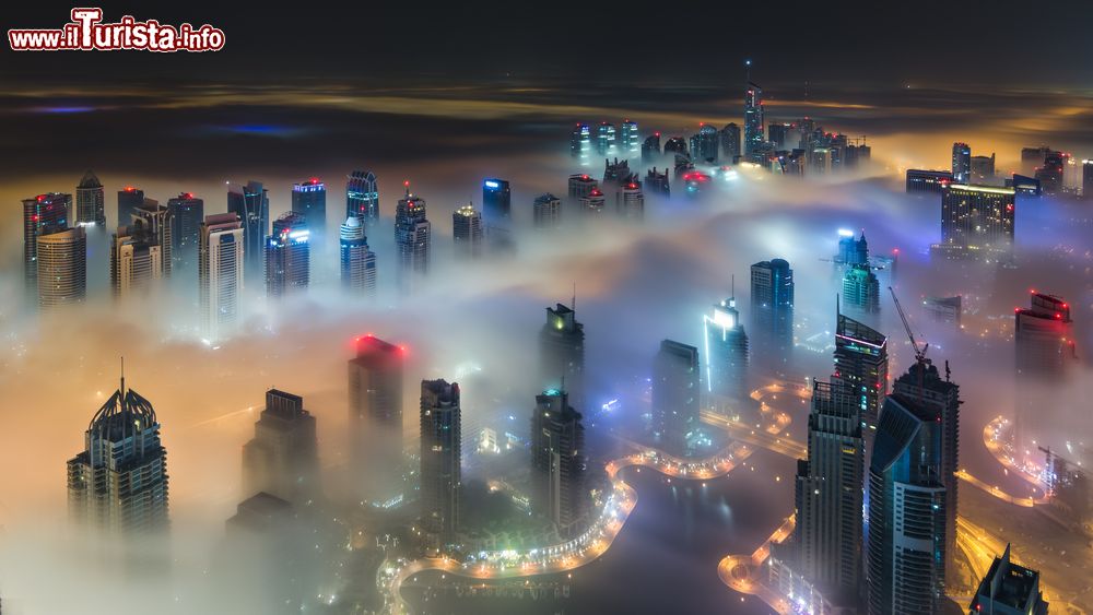 Immagine Il panorama invernale di Dubai avvolta dalla nebbia fotografato dalla torre Burj Khalifa