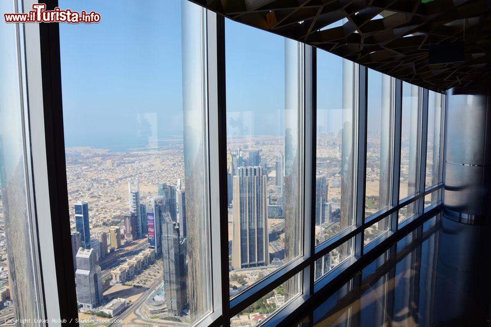 Immagine La città di Dubai fotografata dall'alto dalle finestre del grattacielo Burj Khalifa - © Lukas Holub / Shutterstock.com