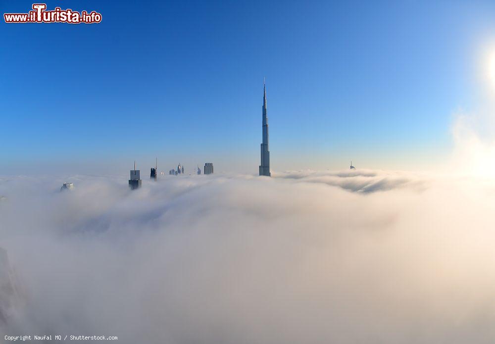 Immagine La nebbia avvolge Dubai a gennaio ma la torre Burj Khalifa buca lo strato di umidità- © Naufal MQ / Shutterstock.com