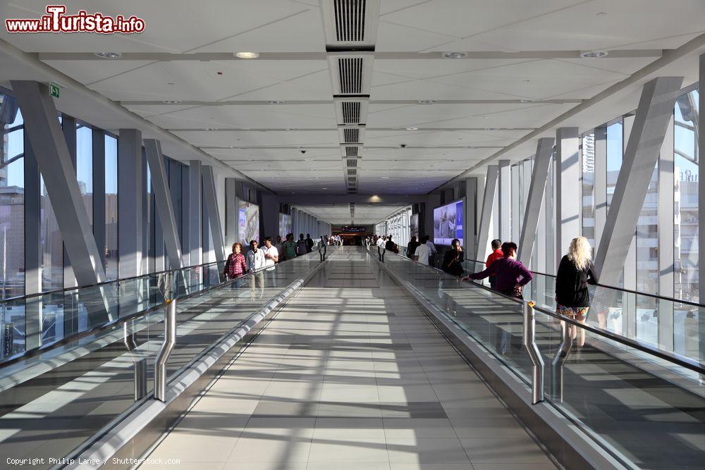 Immagine La stazione della metropolitana della torre Burj Khalifa a Dubai - © Philip Lange / Shutterstock.com