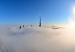 La nebbia avvolge Dubai a gennaio ma la torre ...