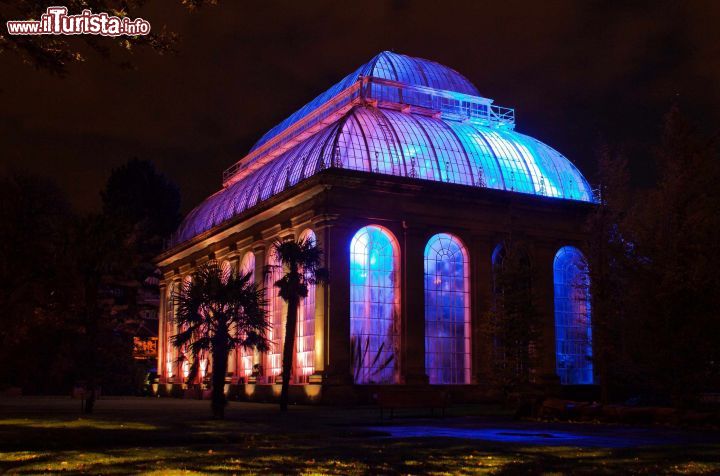 Immagine La Palm House fotografata di notte, siamo ai Royal Botanical Gardens a Edimburgo