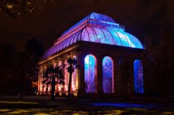 La Palm House fotografata di notte, siamo ai Royal Botanical Gardens a Edimburgo