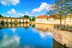 Strasburgo il barrage Vauban fotografato dal medievale Ponts Couverts sul fiume Ill