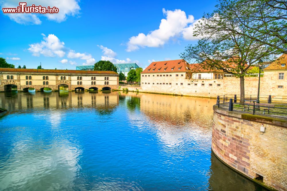 Immagine Strasburgo il barrage Vauban fotografato dal medievale Ponts Couverts sul fiume Ill