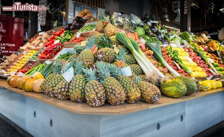 Immagine Bancarella di frutta e verdura al Mercado de San Miguel  - © futureGalore / Shutterstock.com