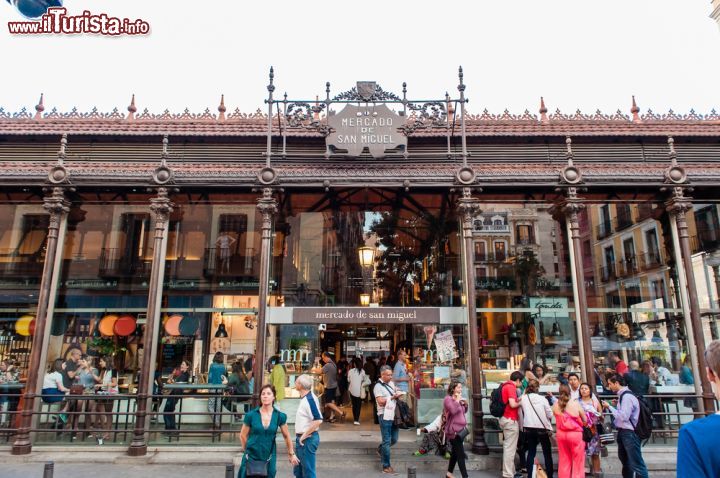 Immagine L'Ingresso al mercato centrale di Mercado de San Miguel a Madrid  - ©  Vlad Teodor / Shutterstock.com
