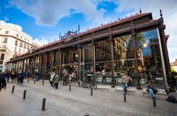 La facciata esterna del Mercado de San Miguel in centro a Madrid - ©  Pixachi / Shutterstock.com
