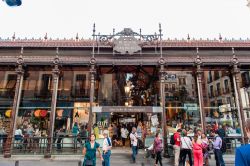 L'Ingresso al mercato centrale di Mercado de San Miguel a Madrid  - ©  Vlad Teodor / Shutterstock.com