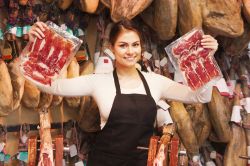 Jamon Serrano è una una delle specialità del Mercado de San Miguel a Madrid