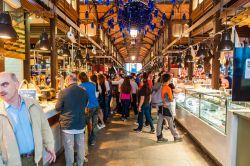 La visita alle leccornie gastronomiche del Mercado de San Miguel, Madrid  - ©  Vlad Teodor / Shutterstock.com