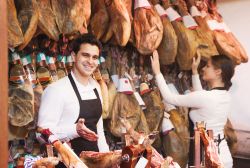 Vendita al dettaglio di prosciutto al Mercado de San Miguel, Madrid