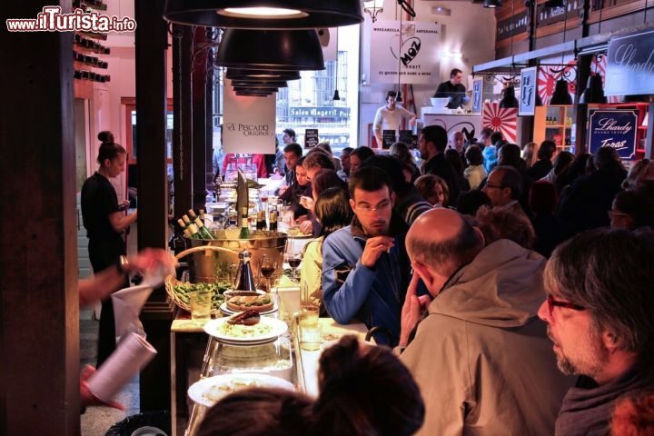 Immagine Tapas e degustazioni al Mercado San Miguel in centro a Madrid - ©  Tupungato / Shutterstock.com