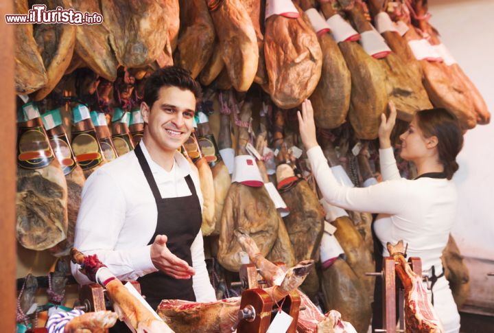 Immagine Vendita al dettaglio di prosciutto al Mercado de San Miguel, Madrid