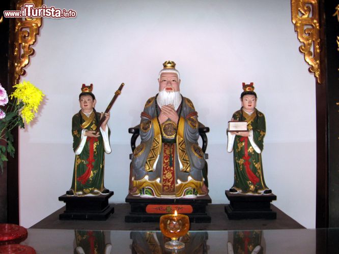 Immagine Alcune statue dentro al Thian Hock Keng Temple di Singapore