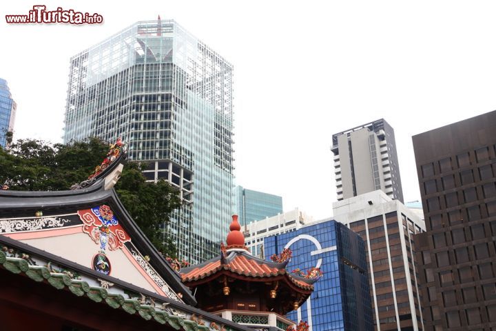 Immagine Il contrasto della skyline di Singapore e il tempio di Thiam Hock Keng