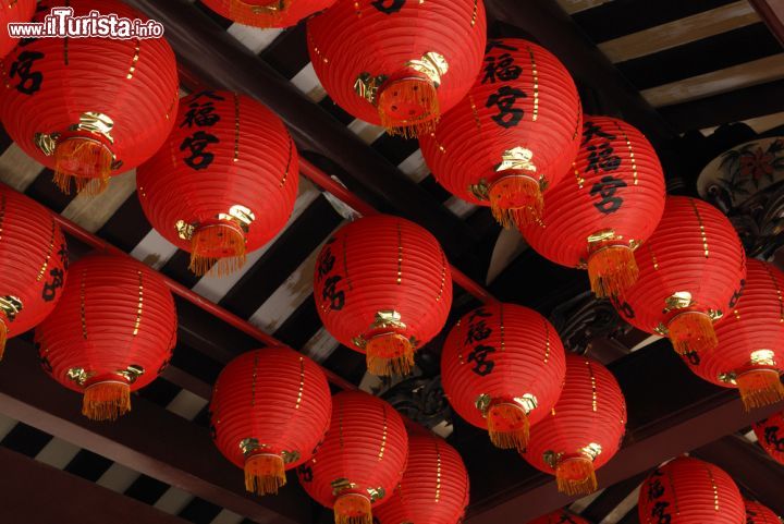 Immagine Lanterne rosse cinesi all'interno del Thian Hock Keng Temple di Singapore