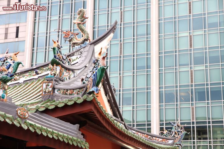 Immagine Particolare esterno del tempio taoista di Thian Hock Keng a Singapore