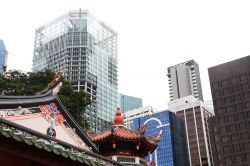 Il contrasto della skyline di Singapore e il tempio di Thiam Hock Keng 