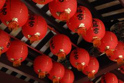 Lanterne rosse cinesi all'interno del Thian Hock Keng Temple di Singapore