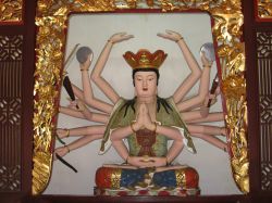 Raffigurazione di una divinità all'interno del tempio di  Thian Hock Keng a Singapore