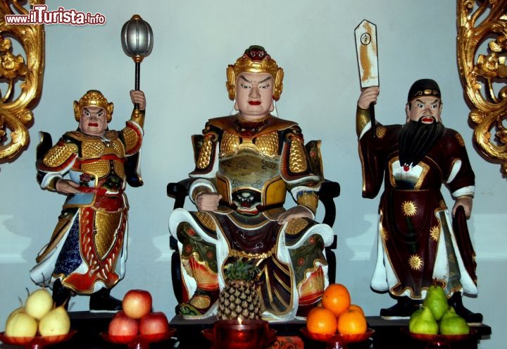 Immagine Tre statue del Budda con offerte di frutta, tempio Thiam Hock Keng a Singapore - © LEE SNIDER PHOTO IMAGES / Shutterstock.com