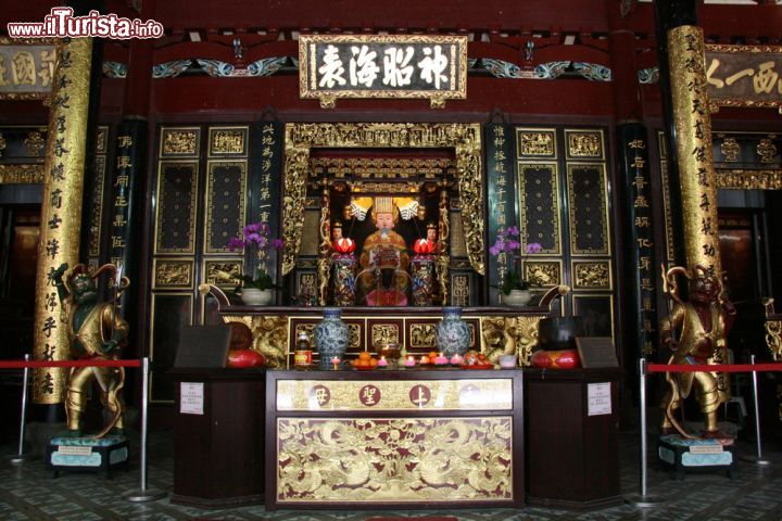 Immagine Un dettaglio dei ricchi interni del tempio di Thian Hock Keng a Singapore