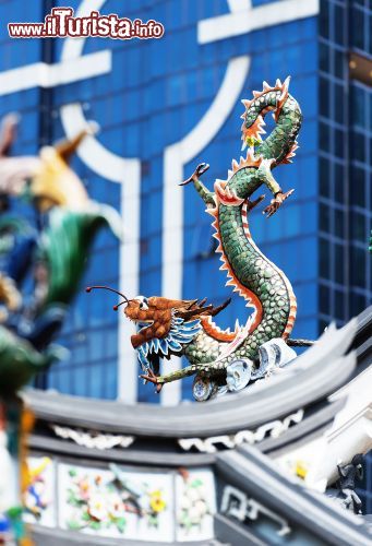 Immagine Un drago cinese nel tempio di Thian Hock Keng a Singapore - © christian kober / Shutterstock.com